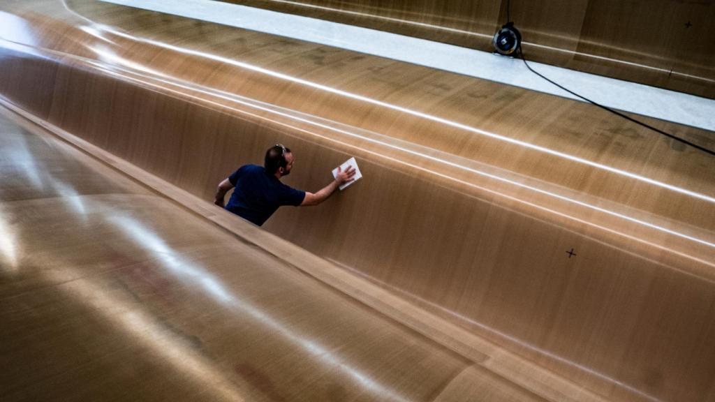 Un técnico limpiando la estructura del monocasco del Hypersail