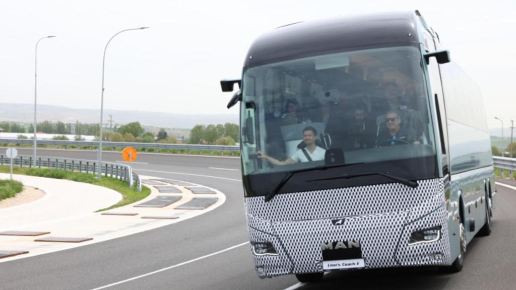 Un concepto del autobús MAN Lion's Coach E en una prueba.