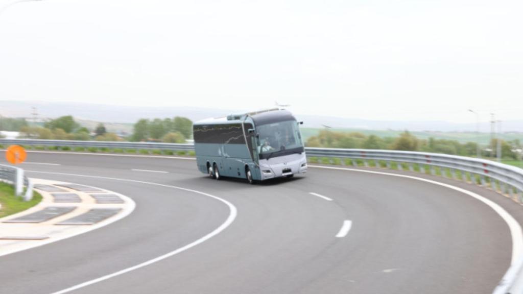 Un concepto del autobús MAN Lion's Coach E en una prueba.