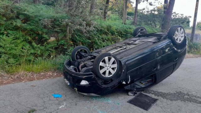Coche volcado en Ribeira.