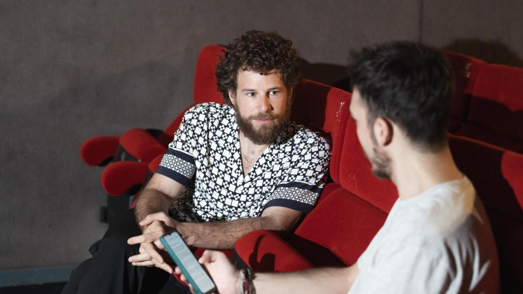 Álvaro Cervantes comentando su nueva película 'Ramón y Ramón'.