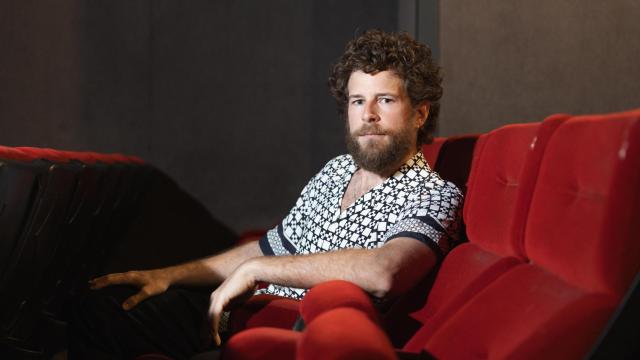 Álvaro Cervantes durante su entrevista presentando su nueva película 'Ramón y Ramón'.