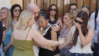 Familiares de las victimas durante el minuto de silencio convocado por el ayuntamiento de Algemesí (Valencia) para mostrar su repulsa por el asesinato de una mujer de 41 años y su hijo de dos años a manos de su pareja y padre del menor.
