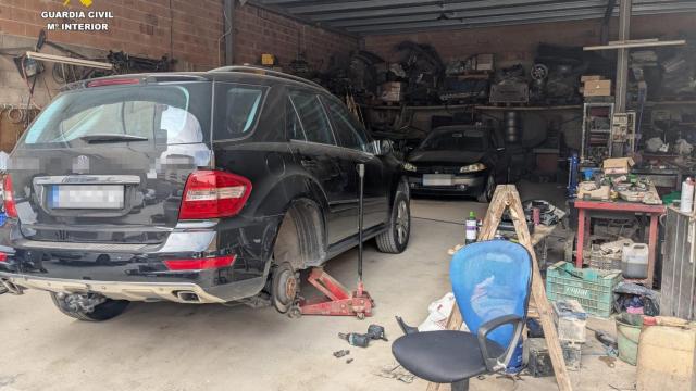 Dos de los vehículos que se encontraban en el taller ilegal de Guadassuar.