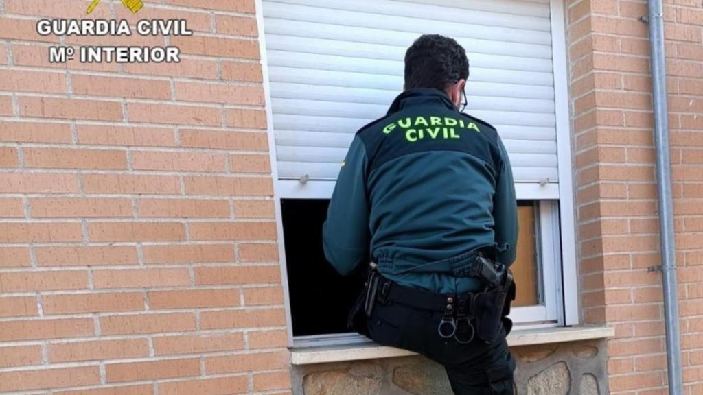 Agente de la Guardia Civil durante el operativo de ayuda a un anciano desorientado en su domicilio en Arteixo (A Coruña)