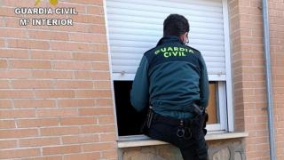 Agente de la Guardia Civil durante el operativo de ayuda a un anciano desorientado en su domicilio en Arteixo (A Coruña)