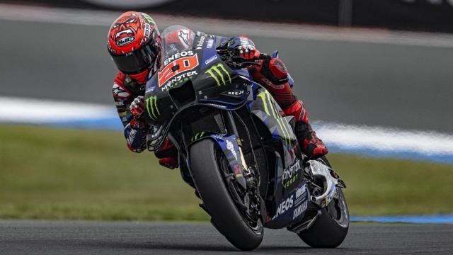 El francés Fabio Quartararo pilota su Yamaha YZR-M1, en el circuito de Assen.