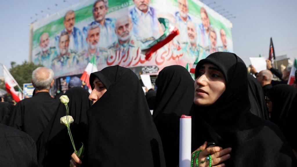 Un grupo de mujeres, durante el funeral de este sábado en Teherán.