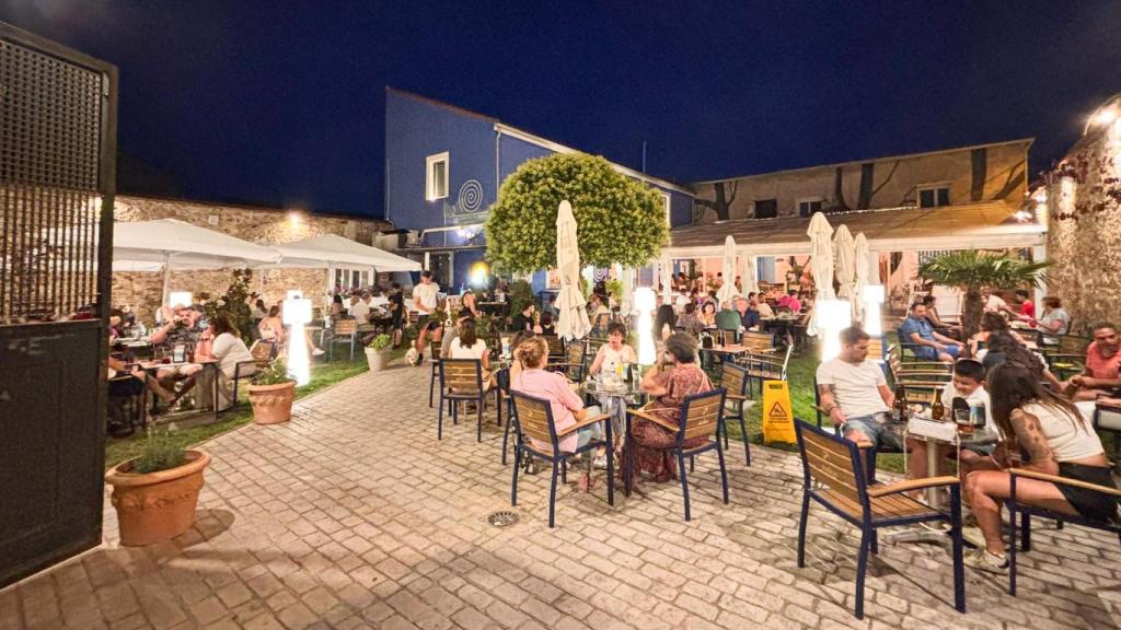 Terraza exterior de El Caracol del Bierzo, restaurante premiado con un Solete Repsol