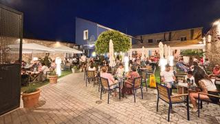 Terraza exterior de El Caracol del Bierzo, restaurante premiado con un Solete Repsol