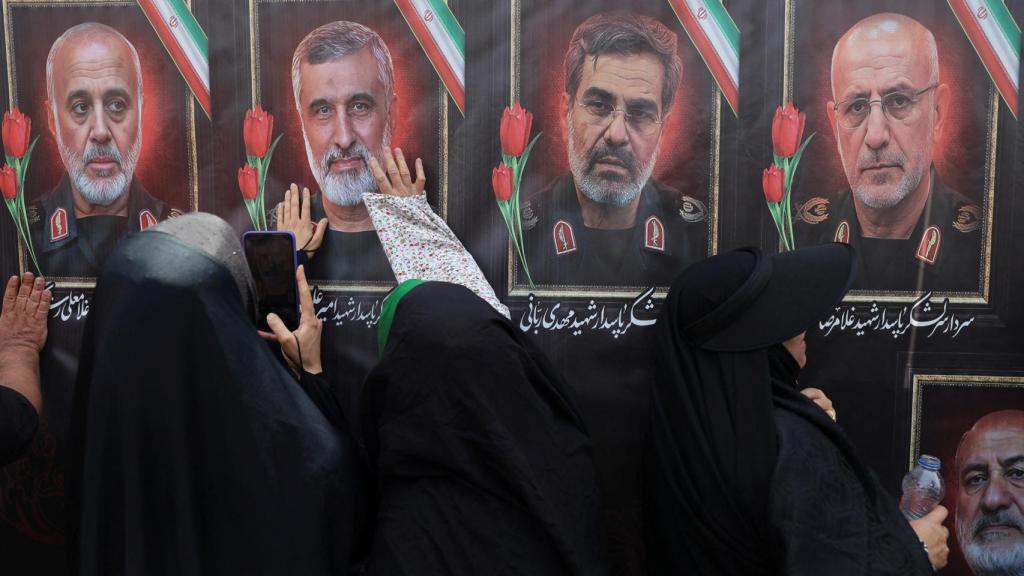 Retratos de los generales asesinados.