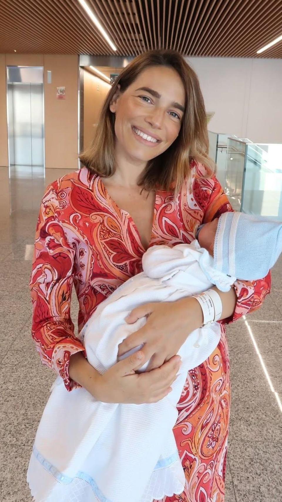 Flora González posa con su bebé recién nacido, su primer hijo con su marido, Carlos Dato.