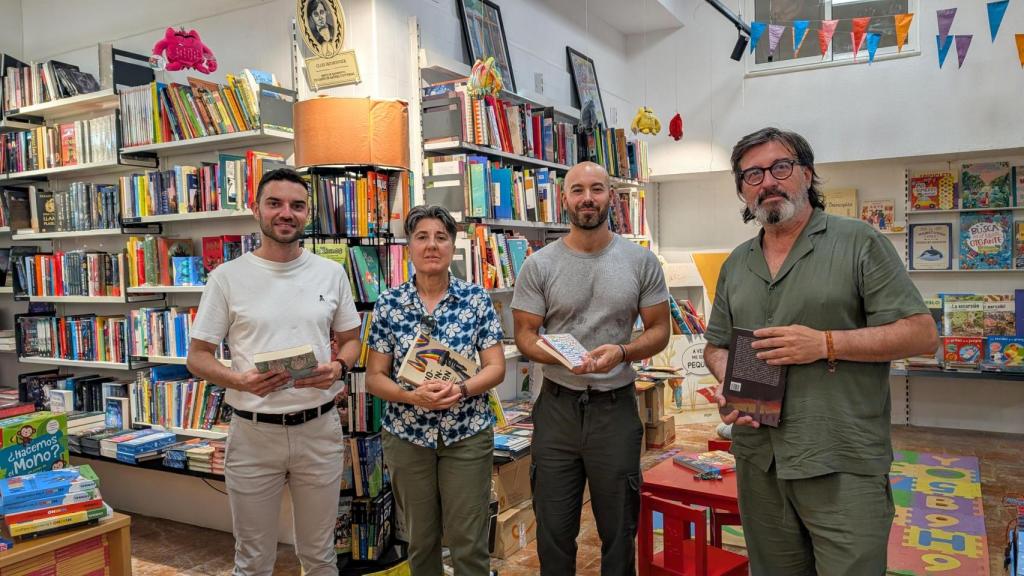 Yeray Hernández, Delia Planelles, Xavier López y Pau Pinar en la sección infantil de la librería 80 Mundos.