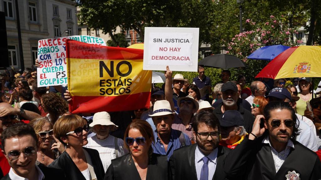 Varias personas durante una concentración de jueces y fiscales frente al Tribunal Supremo, en Madrid.