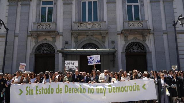 Centenares de personas durante una concentración de jueces y fiscales frente al Tribunal Supremo, a 28 de junio de 2025, en Madrid (España).