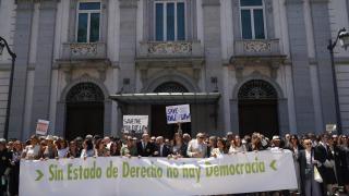 Centenares de personas durante una concentración de jueces y fiscales frente al Tribunal Supremo, a 28 de junio de 2025, en Madrid (España).