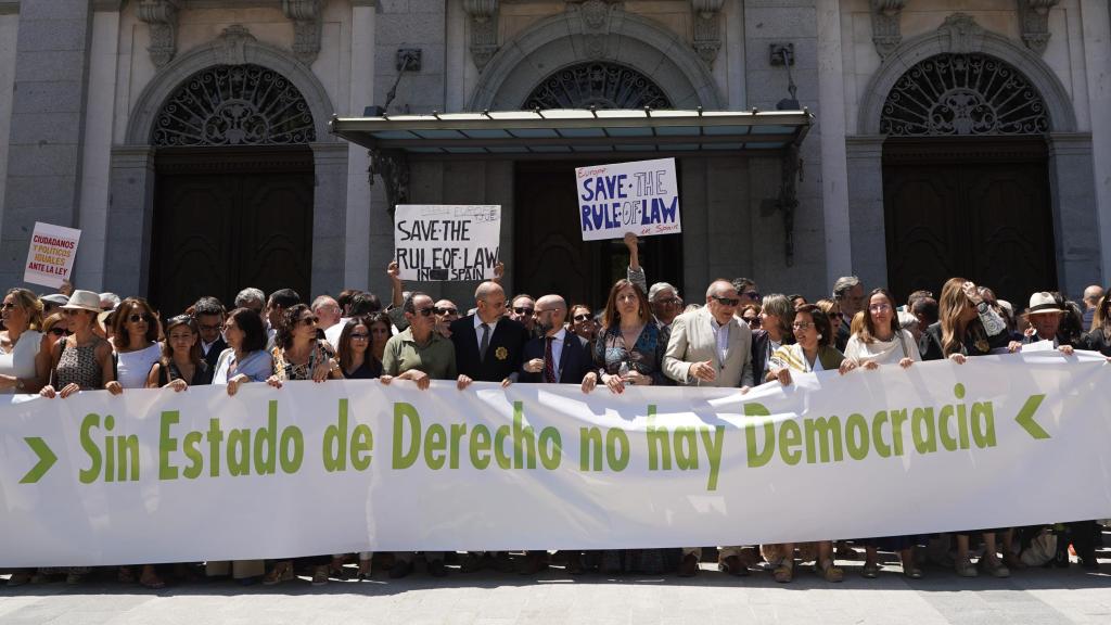 Centenares de personas durante una concentración de jueces y fiscales frente al Tribunal Supremo, a 28 de junio de 2025, en Madrid (España).