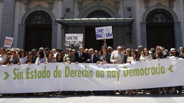 Centenares de personas durante una concentración de jueces y fiscales frente al Tribunal Supremo, a 28 de junio de 2025, en Madrid (España).