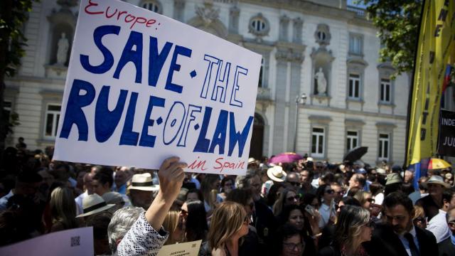 Decenas de personas durante una concentración de jueces y fiscales frente al Tribunal Supremo el pasado 28 de junio.