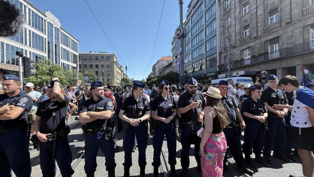 La marcha del Orgullo LGTBIQ+ que se celebraba este sábado en Budapest (Hungría) ha sido bloqueada por la Policía unos pocos cientos de metros después de iniciarse a las 15.00 horas.