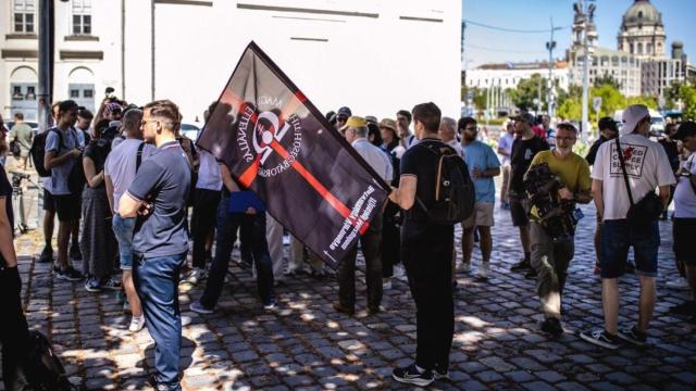 Un grupo de ultras bloquea la marcha del Orgullo en el Puente de la Libertad, Budapest.