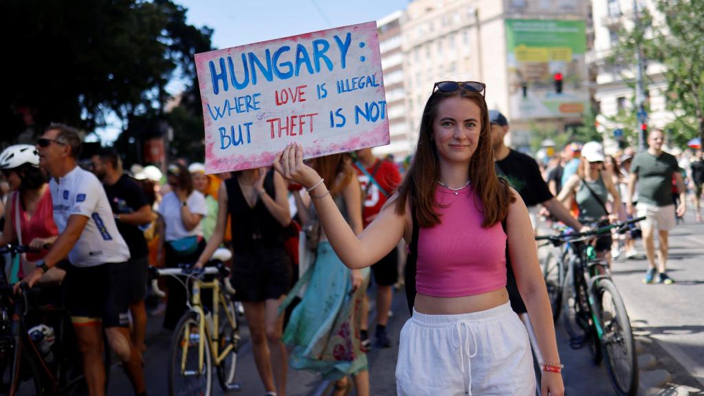 Una persona asiste a la Marcha del Orgullo de Budapest, Hungría , el 28 de junio de 2025.