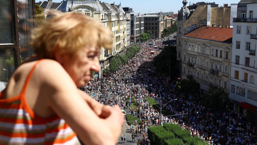 Una persona observa a la gente que asiste a la Marcha del Orgullo de Budapest, Hungría , el 28 de junio de 2025.