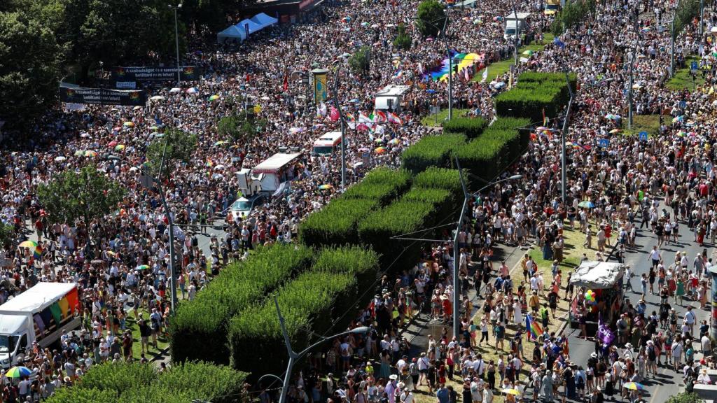 La gente asiste a la marcha del orgullo de Budapest en Budapest, Hungría , 28 de junio de 2025