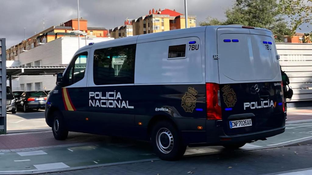 Image de un furgón de la Policía Nacional entrando a la comisaría provincial de Valladolid