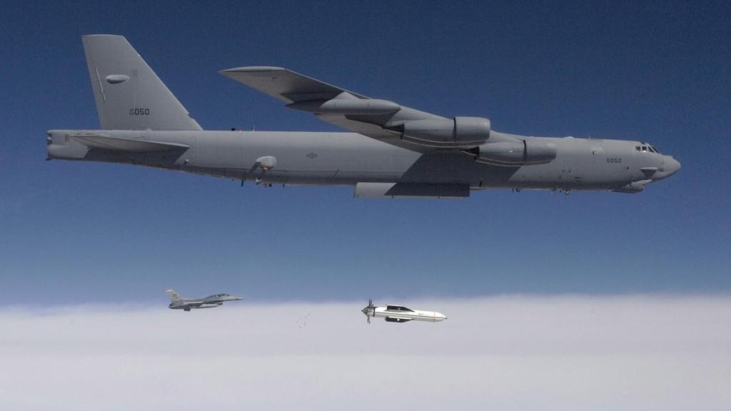 B-52 soltando una GBU-57 durante unas pruebas técnicas