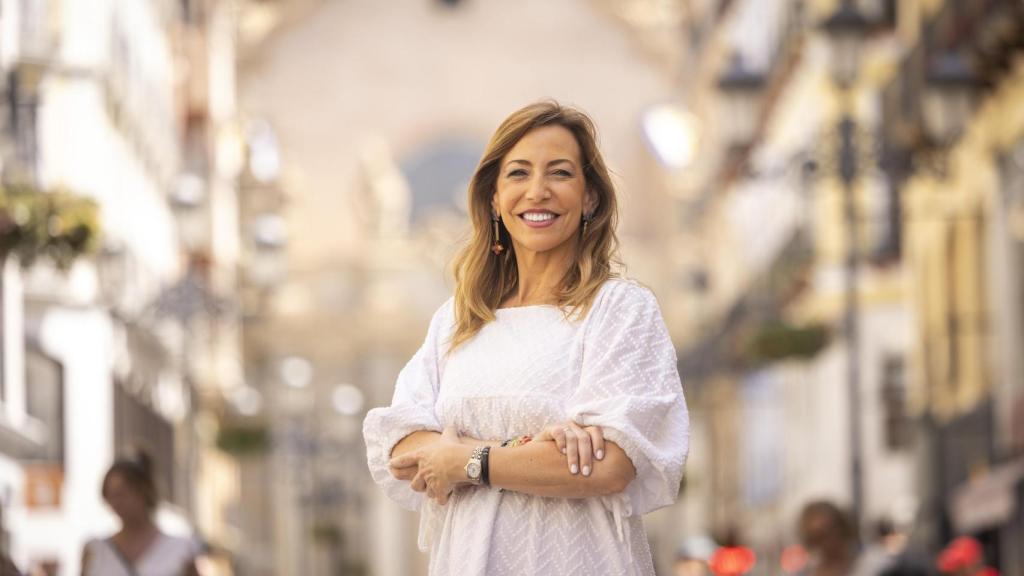 La alcaldesa de Zaragoza, Natalia Chueca, en calle de Alfonso I.