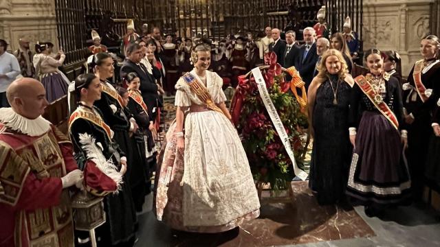 La alcaldesa, acompañada de la Reina Mayor y la Fallera Mayor, han depositado en nombre de la ciudad una ofrenda floral en la tumba del Cid Campeador