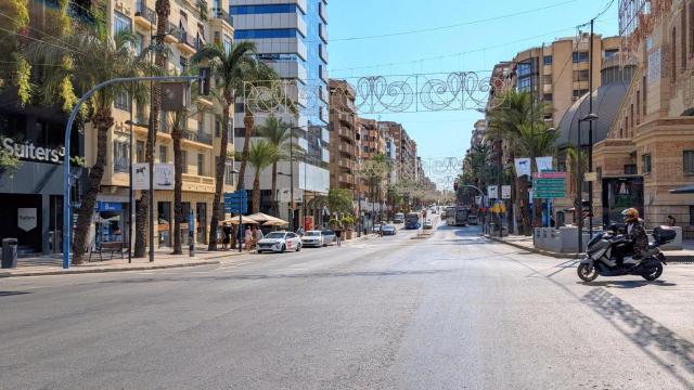 Una vacía avenida de Alfonso el Sabio de Alicante a media tarde del sábado.