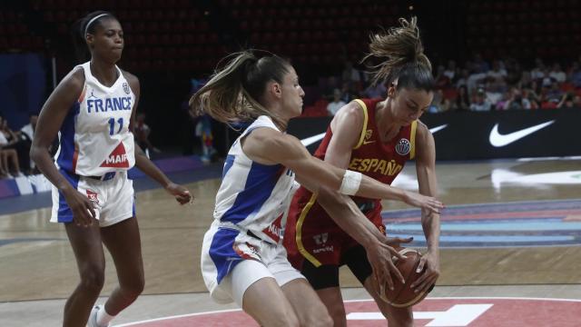 Mariona Ortiz retiene el balón ante la presión de Romane Bernies.