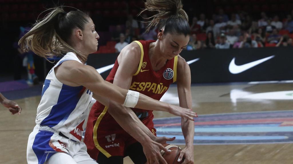 Mariona Ortiz retiene el balón ante la presión de Romane Bernies.