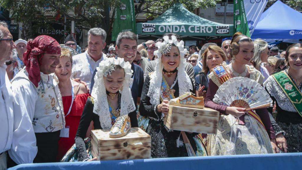 Las Belleas del Foc Adriana Vico y Valentina Tárraga con Carlos Mazón en la última mascletà de Luceros.
