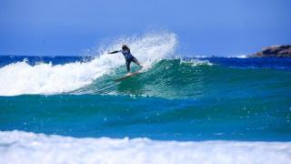 Competición junior en la playa de Esmelle en el Gadis Surf Festival Ferrol