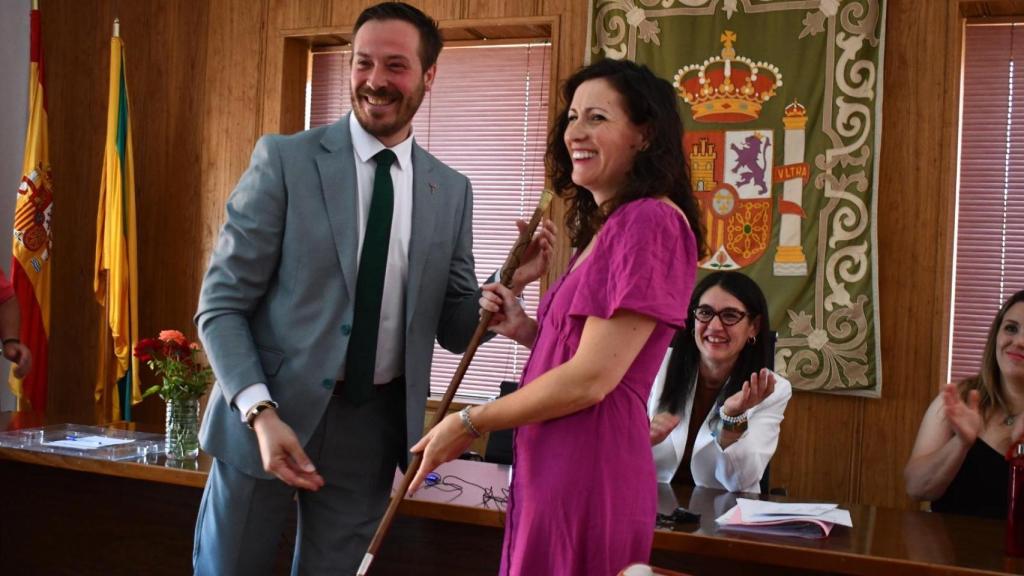 El ya exalcalde de Albadalejo, Pedro Cuevas (PP) junto a la nueva máxima regidora, Elena Castillo Gómez (PSOE).