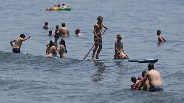 Bañistas en Rincón de la Victoria.