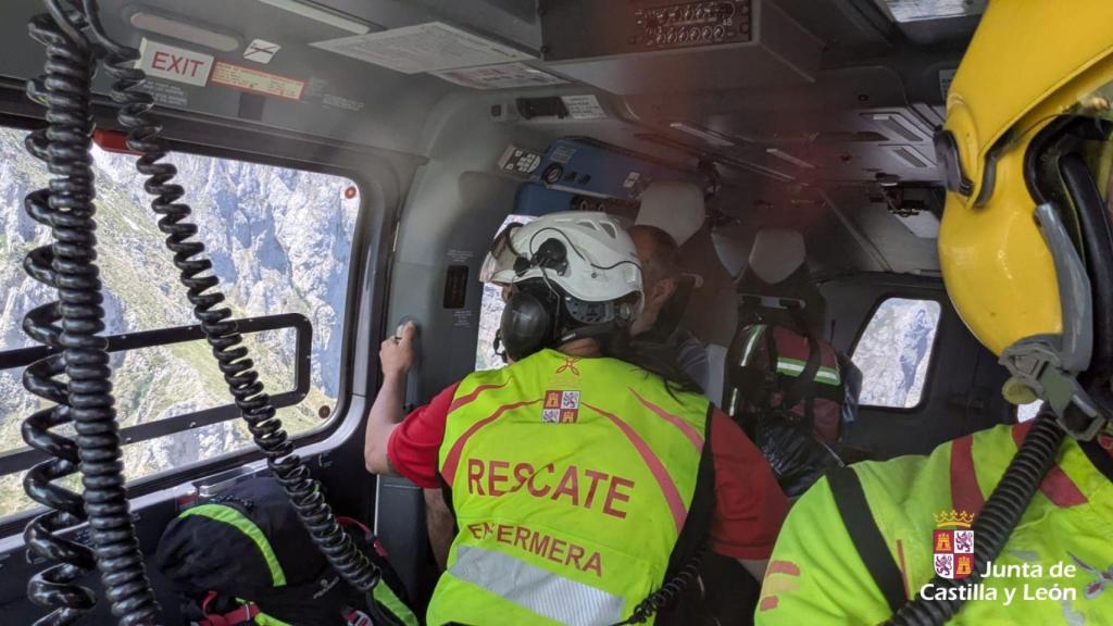 Rescate al límite en Picos de Europa: un montañero de 69 años, evacuado por deshidratación en helicóptero