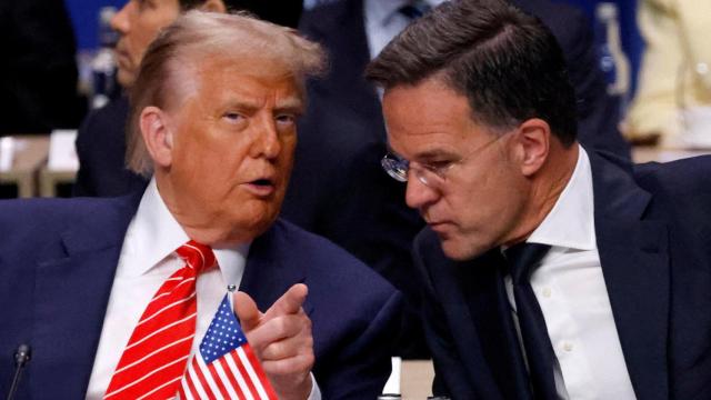 Trump conversa con Rutte durante la cumbre de la OTAN en La Haya.