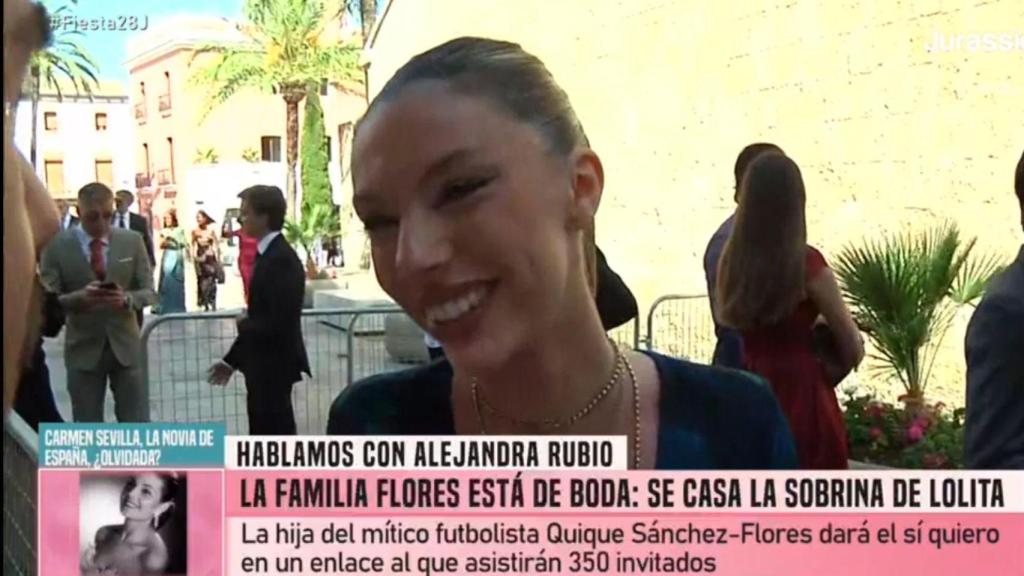 Alejandra Rubio responde a las preguntas del reportero.