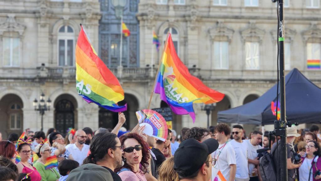 Banderas LGTBIQ ondeando en A Coruña.