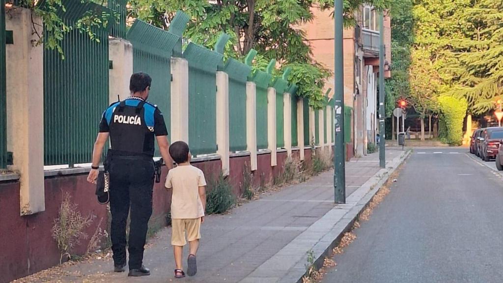Un niño de 5 años perdido en el Paseo San Vicente vuelve con su familia gracias a la Policía y los vecinos