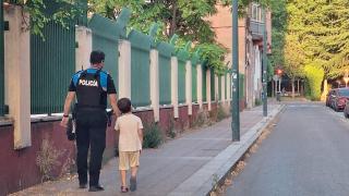 Un niño de 5 años perdido en el Paseo San Vicente vuelve con su familia gracias a la Policía y los vecinos