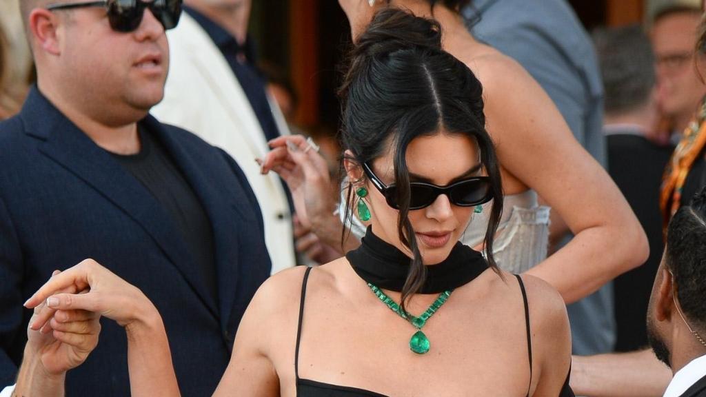 Kendall Jenner, con un impresionante collar de esmeraldas de 250 quilates.