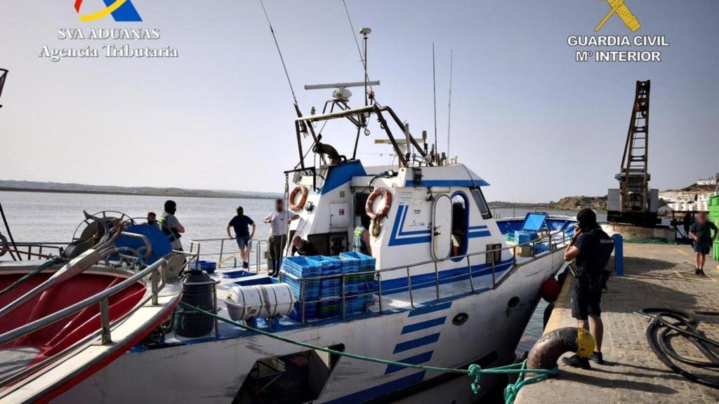 Uno de las embarcaciones pesqueras incautada en esta operación.