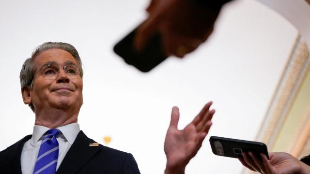 Scott Bessent, secretario del Tesoro de Estados Unidos, habla con los medios de comunicación en el Capitolio, en Washington.