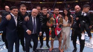 Ilia Topuria celebra junto a su familia y su equipo tras ganar a Charles Oliveira