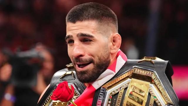 Ilia Topuria con sus dos cinturones de campeón de la UFC